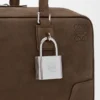 Amazona 31 Cropped-Tasche aus genarbtem Nubukleder Amazona 31 Cropped-Tasche aus genarbtem Nubukleder