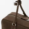 Amazona 31 Cropped-Tasche aus genarbtem Nubukleder Amazona 31 Cropped-Tasche aus genarbtem Nubukleder