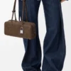 Amazona 31 Cropped-Tasche aus genarbtem Nubukleder Amazona 31 Cropped-Tasche aus genarbtem Nubukleder