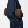 Amazona 31 Cropped-Tasche aus genarbtem Nubukleder Amazona 31 Cropped-Tasche aus genarbtem Nubukleder