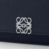 Anagram Continental-Portemonnaie aus Kalbsleder mit Pebble-Struktur Anagram Continental-Portemonnaie aus Kalbsleder mit Pebble-Struktur
