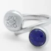 Anagram-Pebble-Ring aus Sterlingsilber und Lapislazuli Anagram-Pebble-Ring aus Sterlingsilber und Lapislazuli