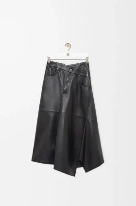 Asymmetrischer Rock aus Satin-Nappa-Lammleder