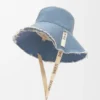 Ausgefranster Fischerhut aus Denim und Kalbsleder Ausgefranster Fischerhut aus Denim und Kalbsleder