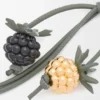 Beeren-Anhänger aus klassischem Kalbsleder Beeren-Anhänger aus klassischem Kalbsleder