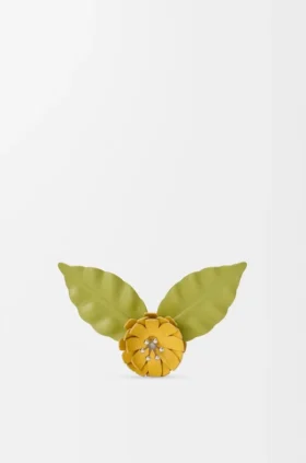 Blumen-Anstecknadel aus Kalbsleder