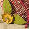 Blumen-Anstecknadel aus Kalbsleder Blumen-Anstecknadel aus Kalbsleder