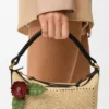 Blumen-Anstecknadel aus klassischem Kalbsleder
