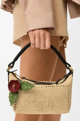 Blumen-Anstecknadel aus klassischem Kalbsleder