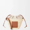 Bucket-Bag mit Kordelzug aus Palmblättern und Kalbsleder Bucket-Bag mit Kordelzug aus Palmblättern und Kalbsleder