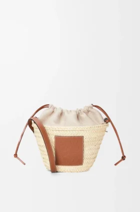 Bucket-Bag mit Kordelzug aus Palmblättern und Kalbsleder