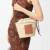 Bucket-Bag mit Kordelzug aus Palmblättern und Kalbsleder Bucket-Bag mit Kordelzug aus Palmblättern und Kalbsleder