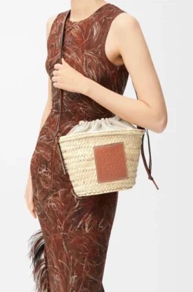 Bucket-Bag mit Kordelzug aus Palmblättern und Kalbsleder