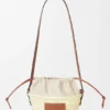 Bucket-Bag mit Kordelzug aus Palmblättern und Kalbsleder Bucket-Bag mit Kordelzug aus Palmblättern und Kalbsleder