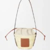 Bucket-Bag mit Kordelzug aus Palmblättern und Kalbsleder Bucket-Bag mit Kordelzug aus Palmblättern und Kalbsleder