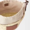Bucket-Bag mit Kordelzug aus Palmblättern und Kalbsleder Bucket-Bag mit Kordelzug aus Palmblättern und Kalbsleder