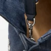 «Cats» mittlere Flamenco-Clutch aus besticktem Denim «Cats» mittlere Flamenco-Clutch aus besticktem Denim