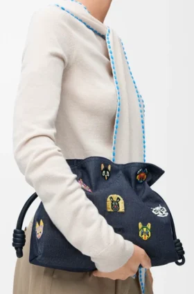 «Cats» mittlere Flamenco-Clutch aus besticktem Denim
