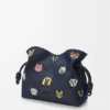 «Cats» mittlere Flamenco-Clutch aus besticktem Denim «Cats» mittlere Flamenco-Clutch aus besticktem Denim