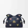 «Cats» mittlere Flamenco-Clutch aus besticktem Denim «Cats» mittlere Flamenco-Clutch aus besticktem Denim