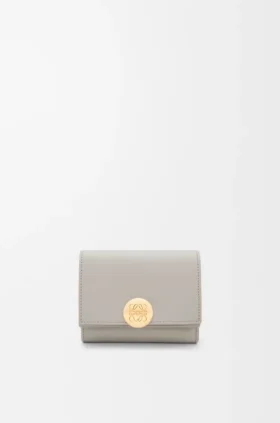 Dreifach gefaltetes Portemonnaie «Pebble» aus glänzendem Nappa-Kalbsleder