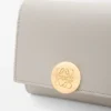 Dreifach gefaltetes Portemonnaie «Pebble» aus glänzendem Nappa-Kalbsleder Dreifach gefaltetes Portemonnaie «Pebble» aus glänzendem Nappa-Kalbsleder