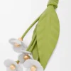 Erdbeerblüten-Anhänger aus klassischem Kalbsleder Erdbeerblüten-Anhänger aus klassischem Kalbsleder