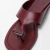 Flache Sandale mit Knebelverschluss aus glänzendem, glattem Kalbsleder Flache Sandale mit Knebelverschluss aus glänzendem, glattem Kalbsleder