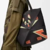 «Futurist Cat» Puzzle Fold Tote in mittlerer Grösse aus Nappa-Kalbsleder «Futurist Cat» Puzzle Fold Tote in mittlerer Grösse aus Nappa-Kalbsleder