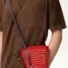 Geflochtene Tasche aus Iraca-Palmenblättern und Kalbsleder Geflochtene Tasche aus Iraca-Palmenblättern und Kalbsleder
