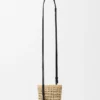 Geflochtene Tasche aus Iraca-Palmenblättern und Kalbsleder Geflochtene Tasche aus Iraca-Palmenblättern und Kalbsleder