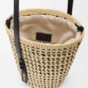 Geflochtene Tasche aus Iraca-Palmenblättern und Kalbsleder Geflochtene Tasche aus Iraca-Palmenblättern und Kalbsleder