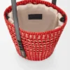 Geflochtene Tasche aus Iraca-Palmenblättern und Kalbsleder Geflochtene Tasche aus Iraca-Palmenblättern und Kalbsleder