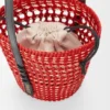 Geflochtene Tasche aus Iraca-Palmenblättern und Kalbsleder Geflochtene Tasche aus Iraca-Palmenblättern und Kalbsleder