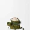 Giesskannen-Tasche aus Raffia und Kalbsleder Giesskannen-Tasche aus Raffia und Kalbsleder