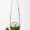 Giesskannen-Tasche aus Raffia und Kalbsleder Giesskannen-Tasche aus Raffia und Kalbsleder