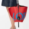 Grosse Bilbao Bucket mit übergrossem Logo aus glattem Kalbsleder