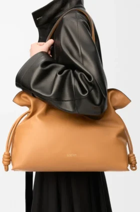 Grosse Flamenco-Clutch aus Nappa-Kalbsleder