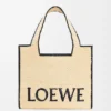 Grosse Loewe Font Tote aus Raffia