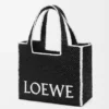Grosse Loewe Font Tote aus Raffia