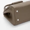 Grosse Madrid-Tasche aus geschmeidigem genarbtem Kalbsleder Grosse Madrid-Tasche aus geschmeidigem genarbtem Kalbsleder