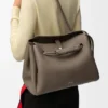 Grosse Madrid-Tasche aus geschmeidigem genarbtem Kalbsleder Grosse Madrid-Tasche aus geschmeidigem genarbtem Kalbsleder