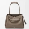Grosse Madrid-Tasche aus geschmeidigem genarbtem Kalbsleder Grosse Madrid-Tasche aus geschmeidigem genarbtem Kalbsleder