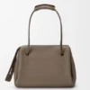 Grosse Madrid-Tasche aus geschmeidigem genarbtem Kalbsleder Grosse Madrid-Tasche aus geschmeidigem genarbtem Kalbsleder