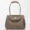 Grosse Madrid-Tasche aus geschmeidigem genarbtem Kalbsleder Grosse Madrid-Tasche aus geschmeidigem genarbtem Kalbsleder