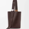Grosse Pebble Bucket aus geschmeidigem genarbtem Kalbsleder Grosse Pebble Bucket aus geschmeidigem genarbtem Kalbsleder