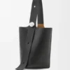 Grosse Pebble Bucket aus geschmeidigem genarbtem Kalbsleder Grosse Pebble Bucket aus geschmeidigem genarbtem Kalbsleder