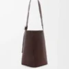 Grosse Pebble Bucket aus geschmeidigem genarbtem Kalbsleder Grosse Pebble Bucket aus geschmeidigem genarbtem Kalbsleder
