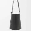Grosse Pebble Bucket aus geschmeidigem genarbtem Kalbsleder Grosse Pebble Bucket aus geschmeidigem genarbtem Kalbsleder