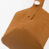 Grosse Pebble Bucket-Beuteltasche aus Kalbsveloursleder Grosse Pebble Bucket-Beuteltasche aus Kalbsveloursleder